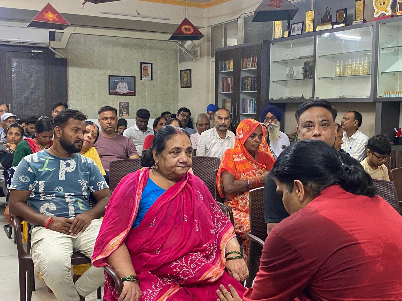 लाखों के इलाज में नहीं मिली राहत, कंबल थेरेपी बनी उम्मीद