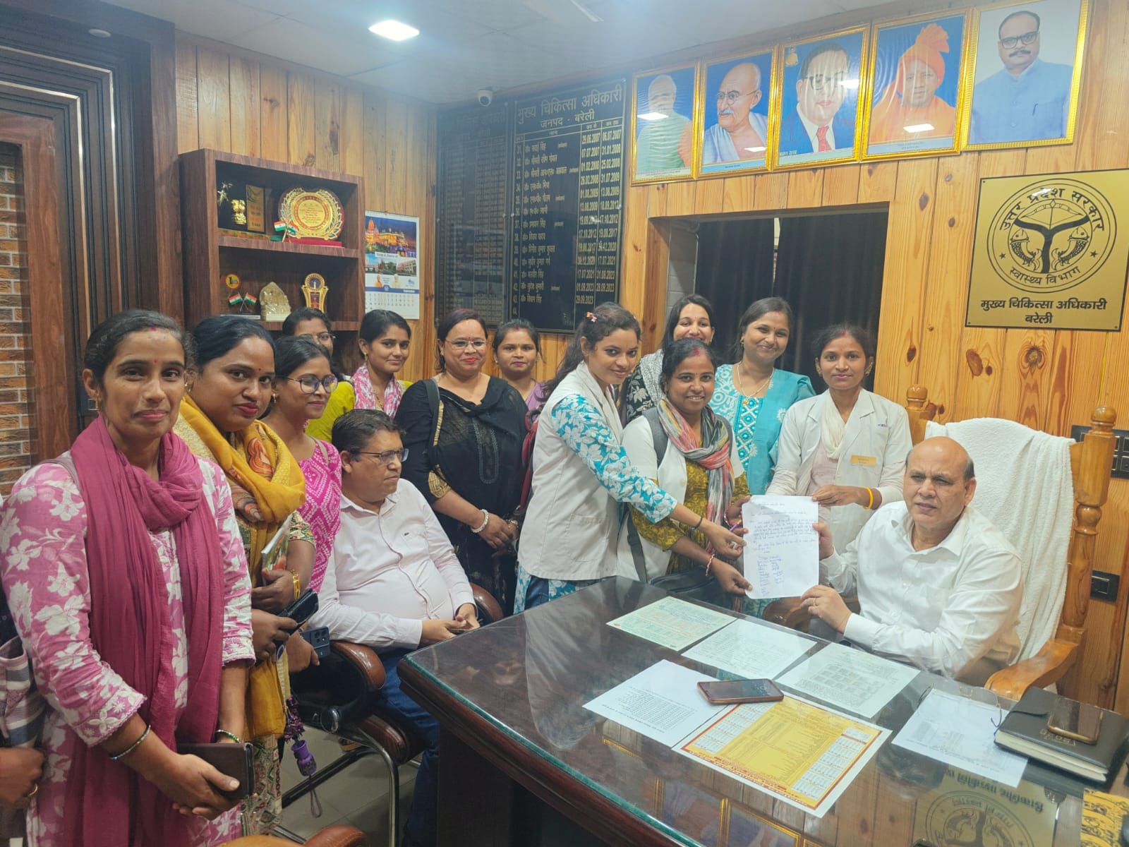 जिला प्रतिरक्षण अधिकारी की संविदा एएनएम बहनों से भावुक अपील – टीकाकरण न रोकें